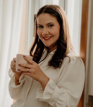 Foto da autora Ana Flora Medeiros sorrindo